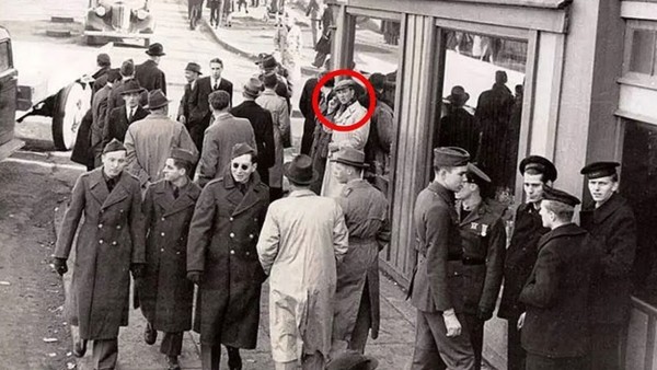 İzlanda'daki 1943 Fotoğrafı: Zaman Yolculuğu Mu Gerçekten Var?
