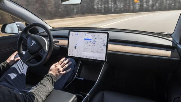 Teksas’ta Tesla Model 3 Otomobilinin Otopilot Modunda Ev Çarpması: 76 Yaşındaki Martha Avila Hayatını Kaybetti