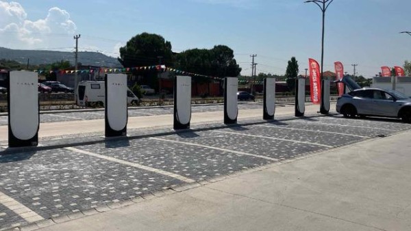 Tesla, Muğla’ya 12 Üniteli Yeni Supercharger İstasyonu Kurdu; Türkiye’de Sayı 30’a Yaklaşıyor