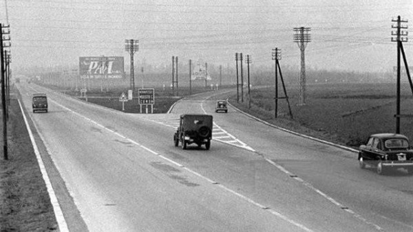 İtalya’da 1924’te açılan Autostrada dei Laghi, dünyanın ilk modern otoyolu olarak kabul ediliyor