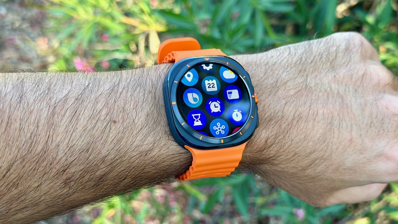 Galaxy Watch Ultra 2, 5.000 nit parlaklık ve 800mAh batarya ile geliyor