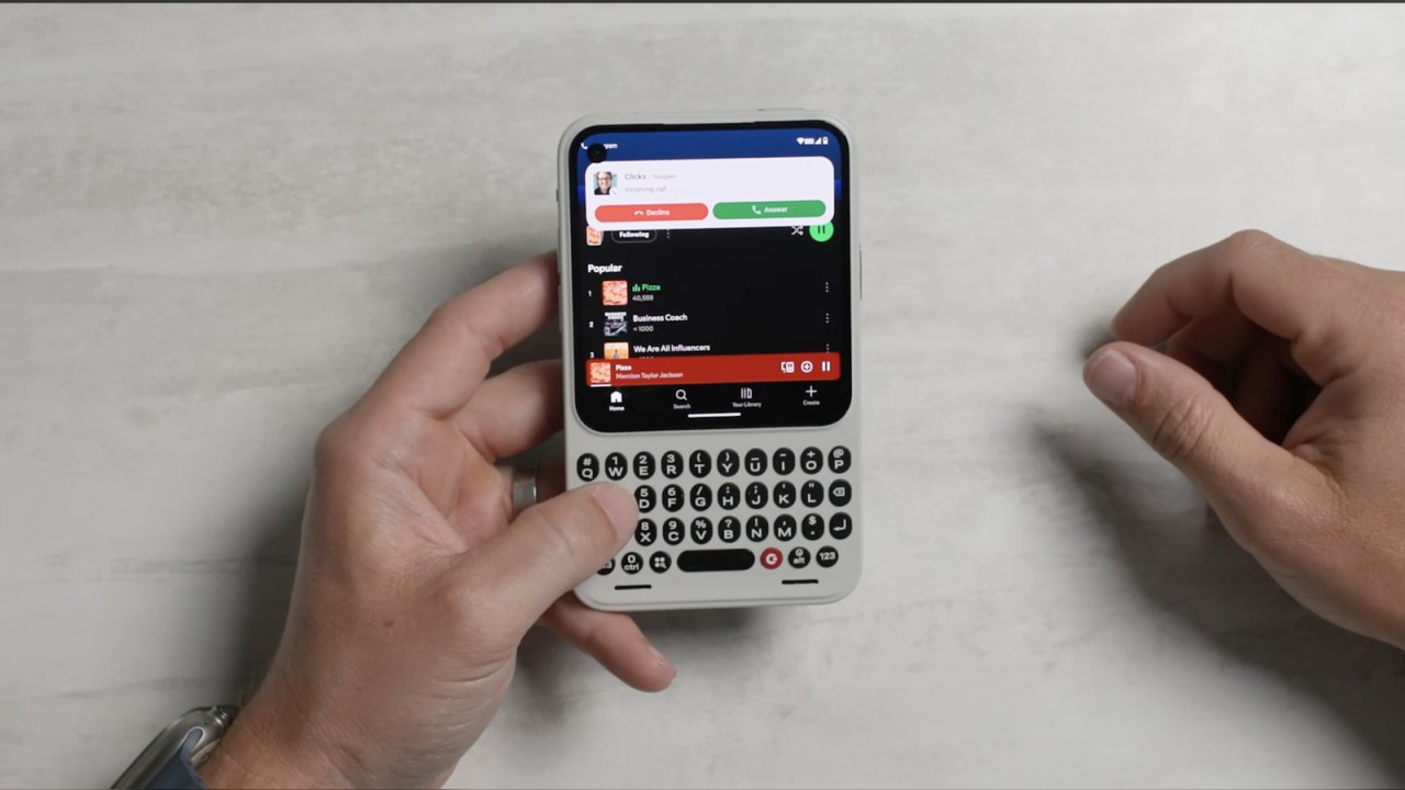 Clicks Communicator, 4 inç OLED ekran ve 50MP kamerayla 499 dolardan geliyor