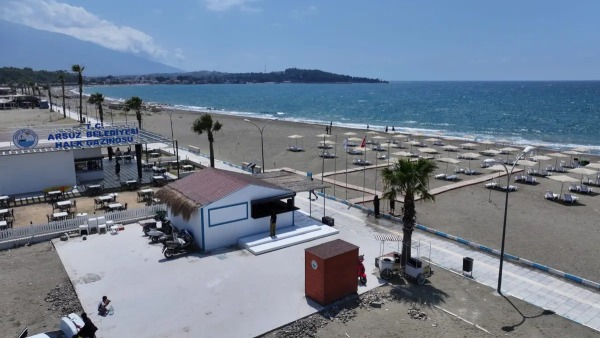 Arsuz’da Gözcüler sahiline yeni kafe: “Arsuz Go Beach Kafe” açıldı