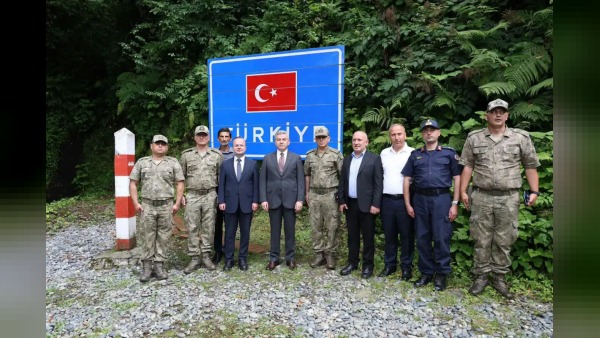Artvin Valisi Ergün Sarp Sınır Kapısı’nda temas etti, mavi yemiş hasadına katıldı