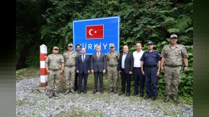 Artvin Valisi Ergün Sarp Sınır Kapısı’nda temas etti, mavi yemiş hasadına katıldı