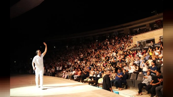 Hatay’da HBB ücretsiz halk konserinde Çelik sahne aldı