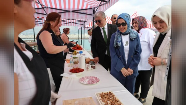 İskenderun’da 5 Temmuz Festivali’nde Yeliz Kara yöresel yemek birincisi oldu