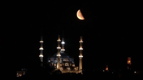 Selimiye Camii’yle birleşen Ay kızıl tonlarda görüntülendi