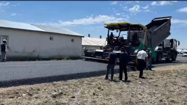 Kars’ta kırsal yollara 7,2 km beton ve 4 km BSK asfalt çalışması