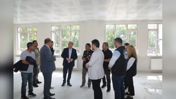 Kars’ta Vali Polat okul ve pansiyon inşaatlarını inceledi
