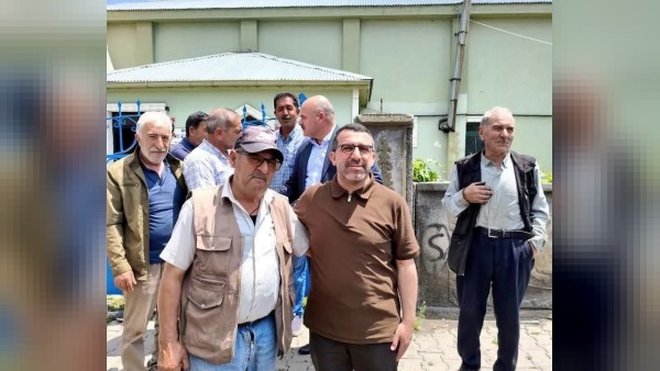Adem Çalkın, Hacı Adnan Camii’nde kıldığı Cuma sonrası vatandaşlarla buluştu