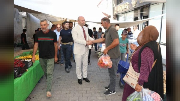 Şanlıurfa’da Kaymakam Çakal semt pazarında esnaf ve vatandaşlarla görüştü