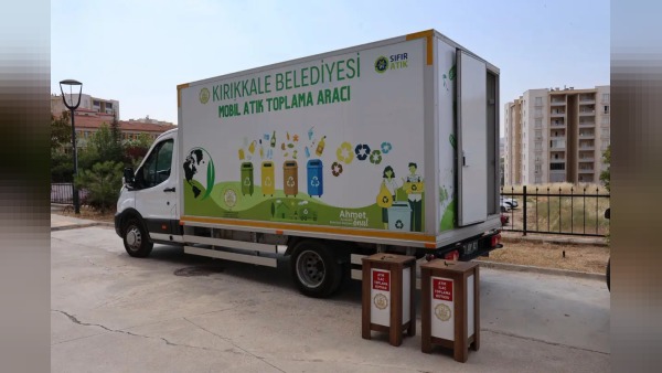 Kırıkkale Belediyesi Aile Sağlığı Merkezlerine atık ilaç kutusu yerleştiriyor