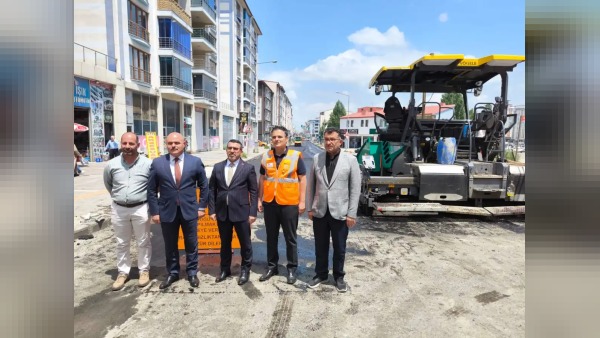 Kars’ta Cumhuriyet, Faikbey ve İnönü caddelerinde asfalt seferberliği başladı