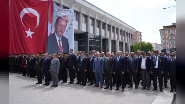 Kars’ta 15 Temmuz’un 10. yılında Atatürk Anıtı’na çelenk sunuldu