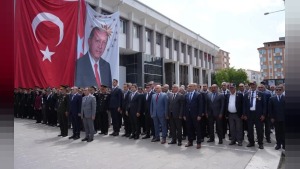 Kars’ta 15 Temmuz’un 10. yılında Atatürk Anıtı’na çelenk sunuldu