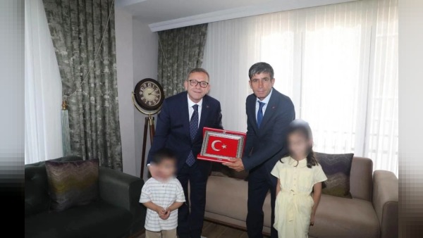 Kars’ta Vali Polat, Gazi Fazıl Boztaş’ı 15 Temmuz vesilesiyle ziyaret etti