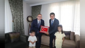 Kars’ta Vali Polat, Gazi Fazıl Boztaş’ı 15 Temmuz vesilesiyle ziyaret etti