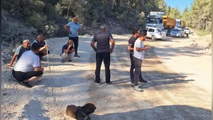 Gökçepınar’da brandasız kamyon tepkisi: Muhtar yolu trafiğe kapattı