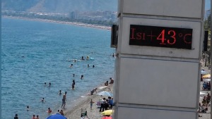 Antalya’da sıcak hava dalgası 43 dereceyi aştı: Sahillere akın var
