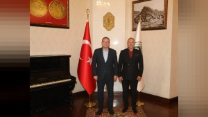 Kars’ta 29 yılın ardından emekli olan Akbulak, Vali Polat’la vedalaştı