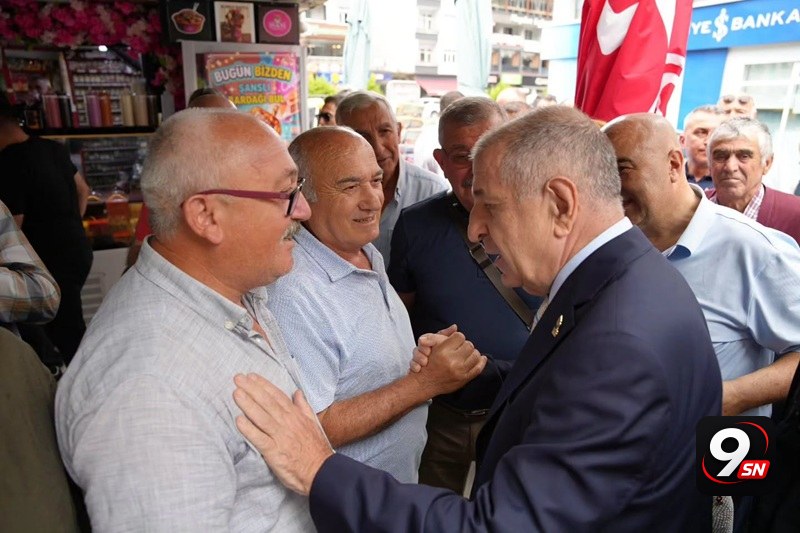 Ümit Özdağ Rize’nin Pazar ilçesinde esnafla ve vatandaşlarla görüştü 2