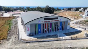 Arsuz’daki 1000 kişilik modern spor salonu hizmete sunuldu