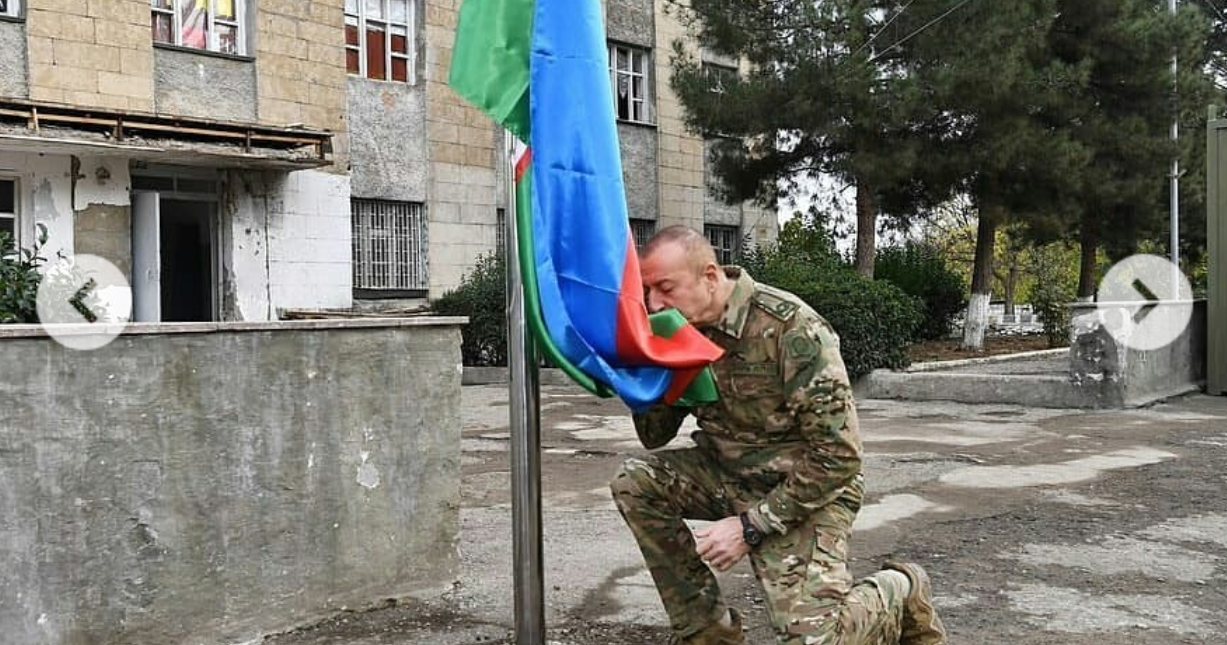 İlham Aliyev diz çöktü ve Azerbaycan Bayrağını öptü