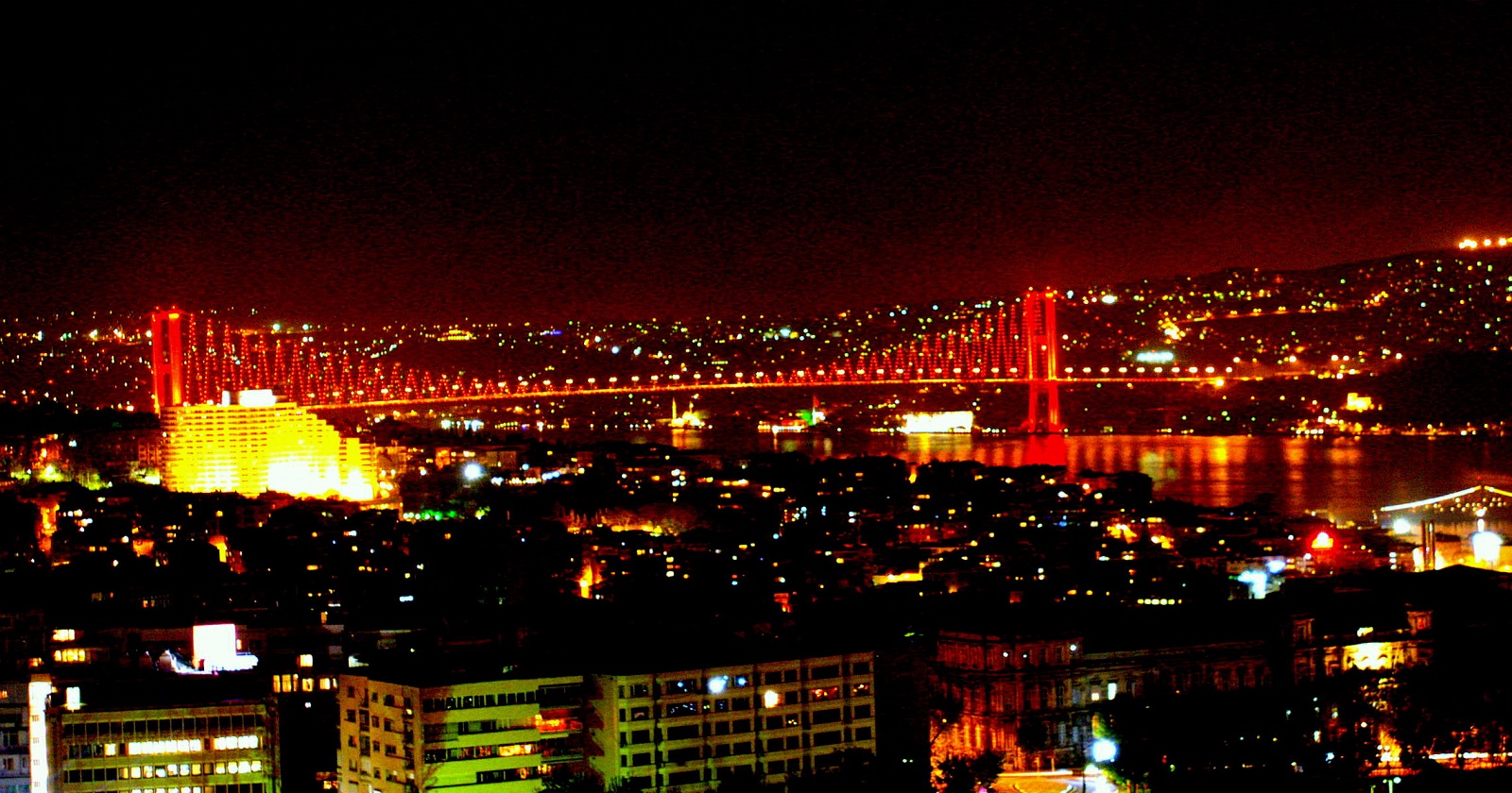 İstanbul boğazı 15 temmuz şehitler köprüsü gece manzara resmi